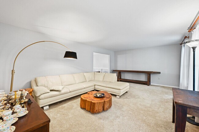 Building Photo - Great colonial on quarter acre lot! 9 Mont...