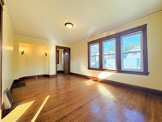 Building Photo - 1838 Holmes Ave