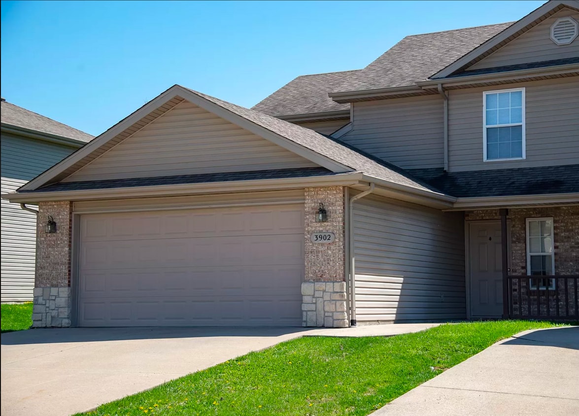 Large duplex with 2 car garage - 3902 Snowy Owl Dr
