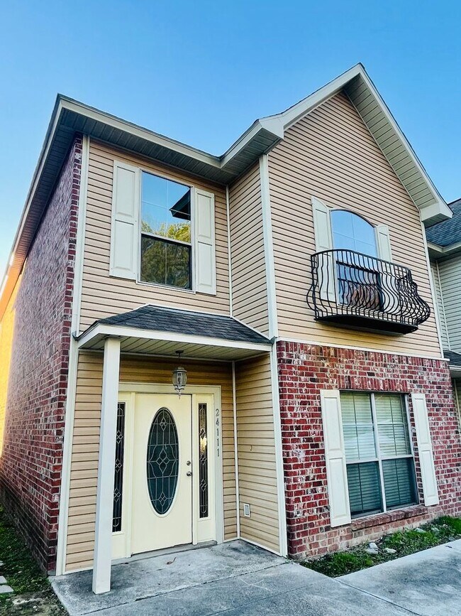 Building Photo - Townhome: Chateau de Chene