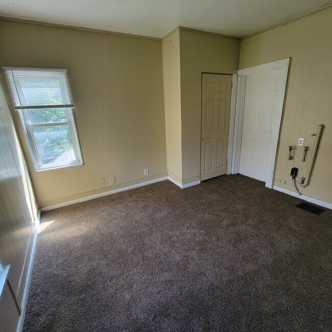 Building Photo - Westside 2BR Top-Floor Duplex