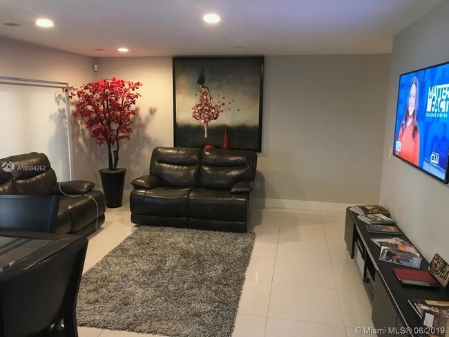 Building Photo - 7449 Twin Sabal Dr