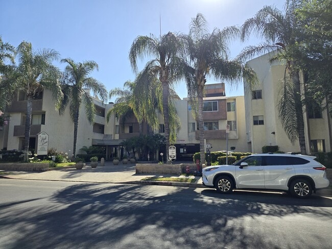 Park Encino - Building Front - 5325 Newcastle Ave