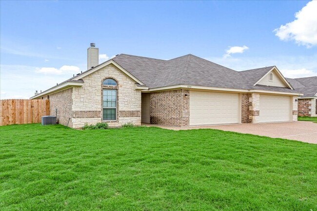 Foto del edificio - Duplex on Hilltop Drive | Midway ISD