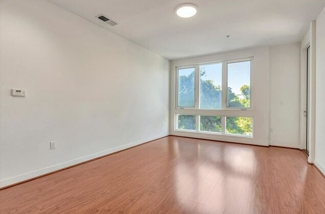 Foto del edificio - Bright 2BR / 2BA Condo with Balcony, Parking & Amenities in Central Dublin