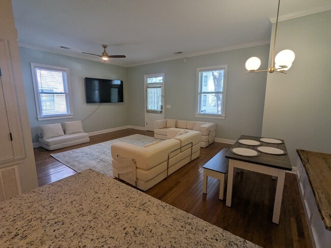 Building Photo - 305 E Henry St