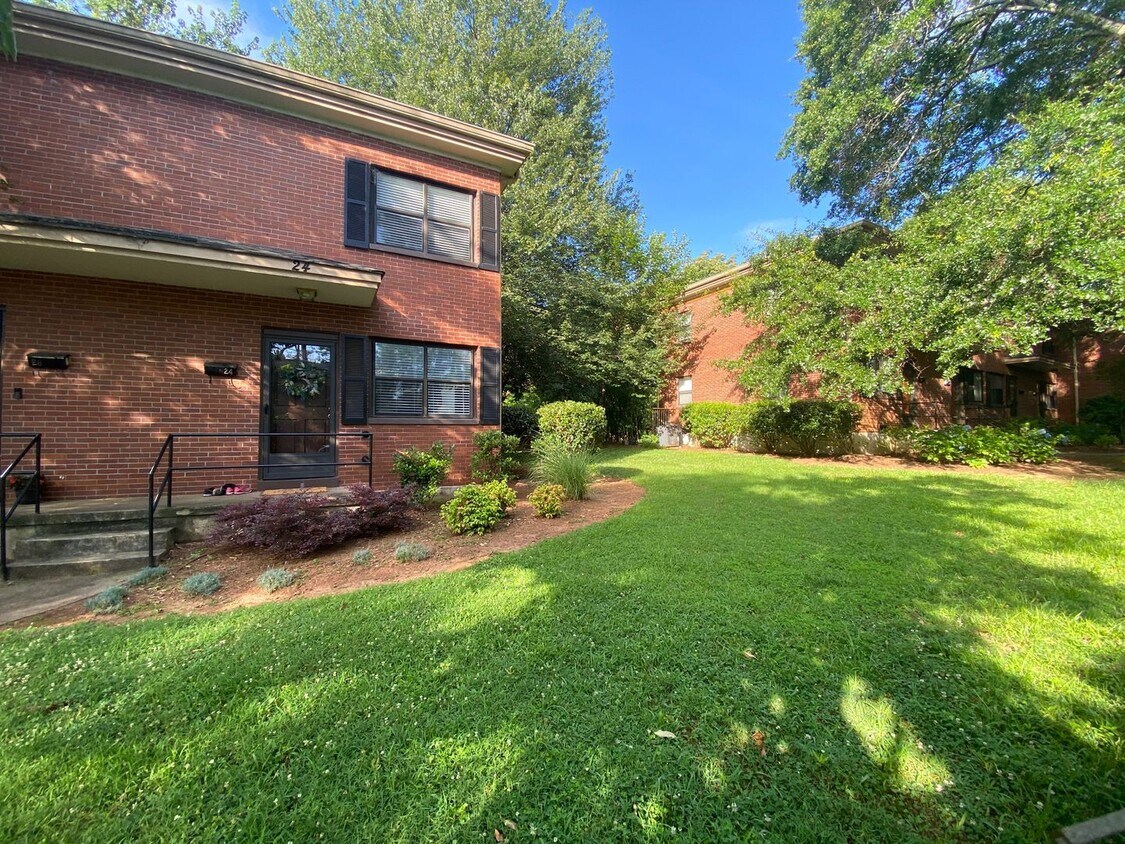 Foto principal - Nicely Updated 2 Bedroom, 1 Bath Townhome....