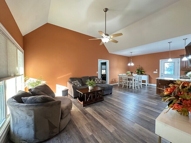 Foto del edificio - Lovely Custom Built Home with 2 Car Garage...