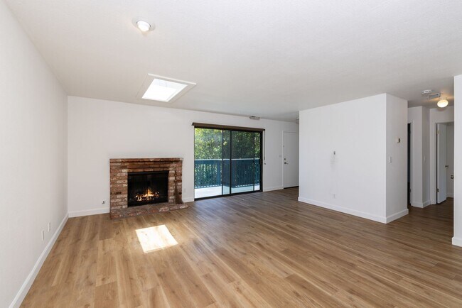 Building Photo - 2 Bed 1.5 Bath Condo with Garage in Santa Cruz