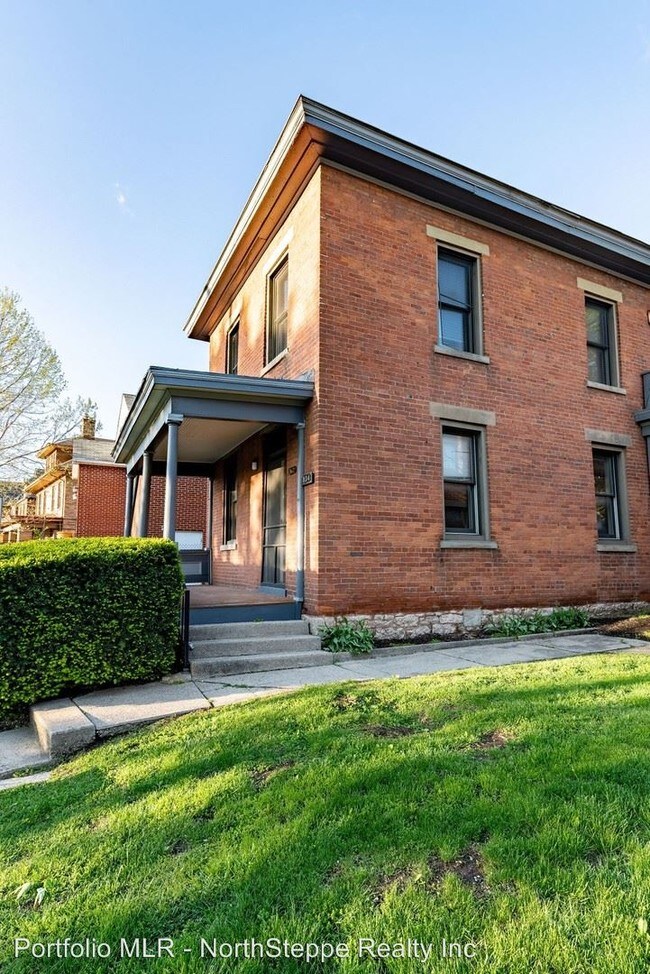 Building Photo - 834 Summit St