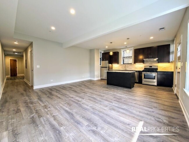 Building Photo - 3 bedroom in EVANSTON IL 60202