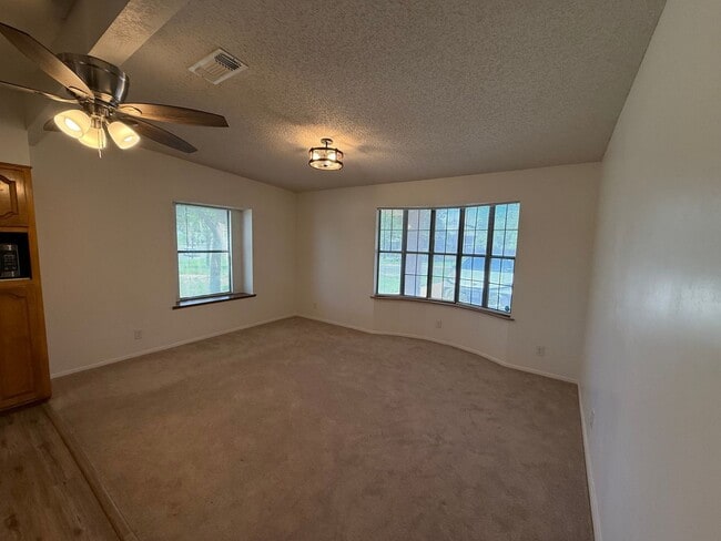 Building Photo - Spacious 4 bedroom, 2 bath home AVAILABLE NOW!