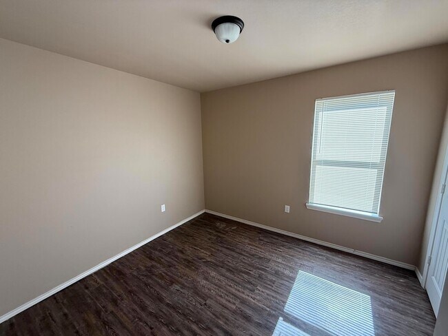 Foto del edificio - 3422 E 3rd St