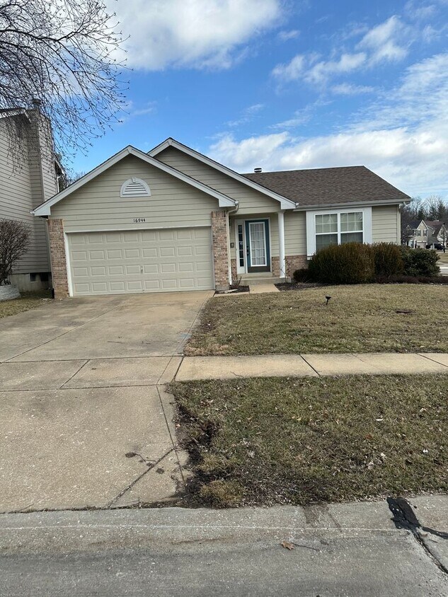 Foto principal - 16944 Hickory Crest Dr