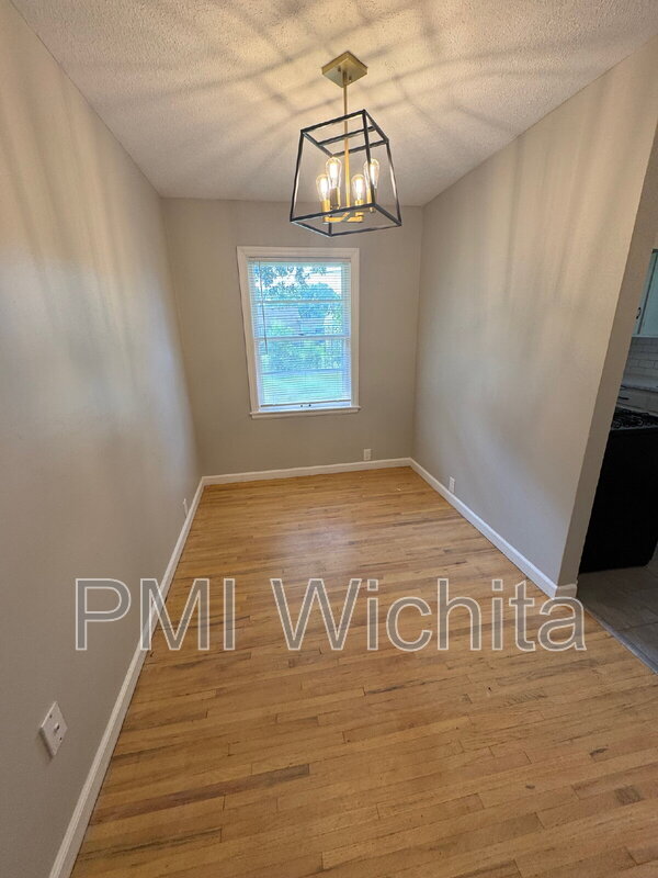 Foto del edificio - 1453 N Old Manor Rd
