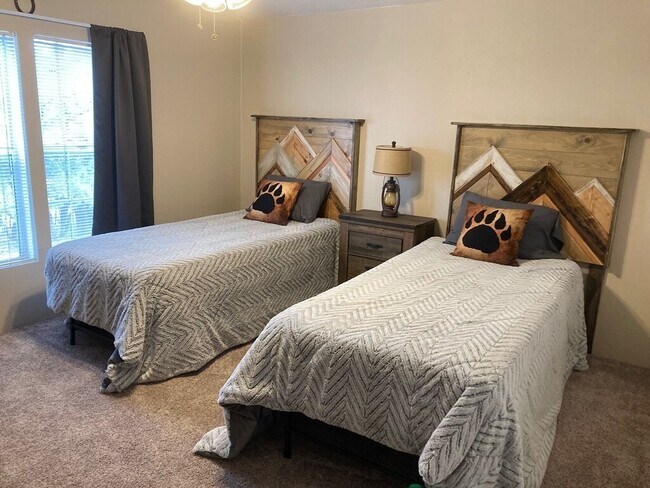 Foto del edificio - 3239 Pine Needle Dr