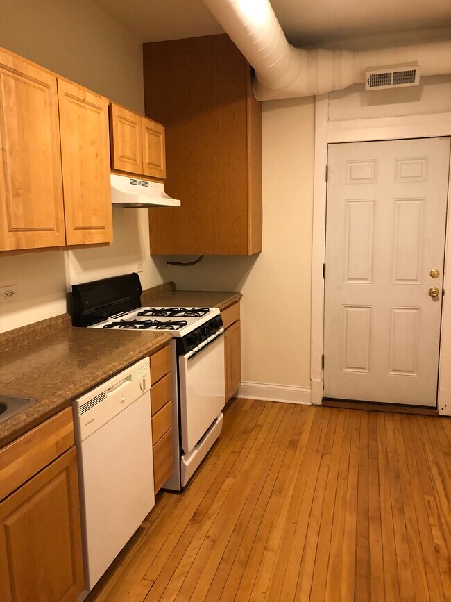 kitchen - 4620 N Lincoln Ave