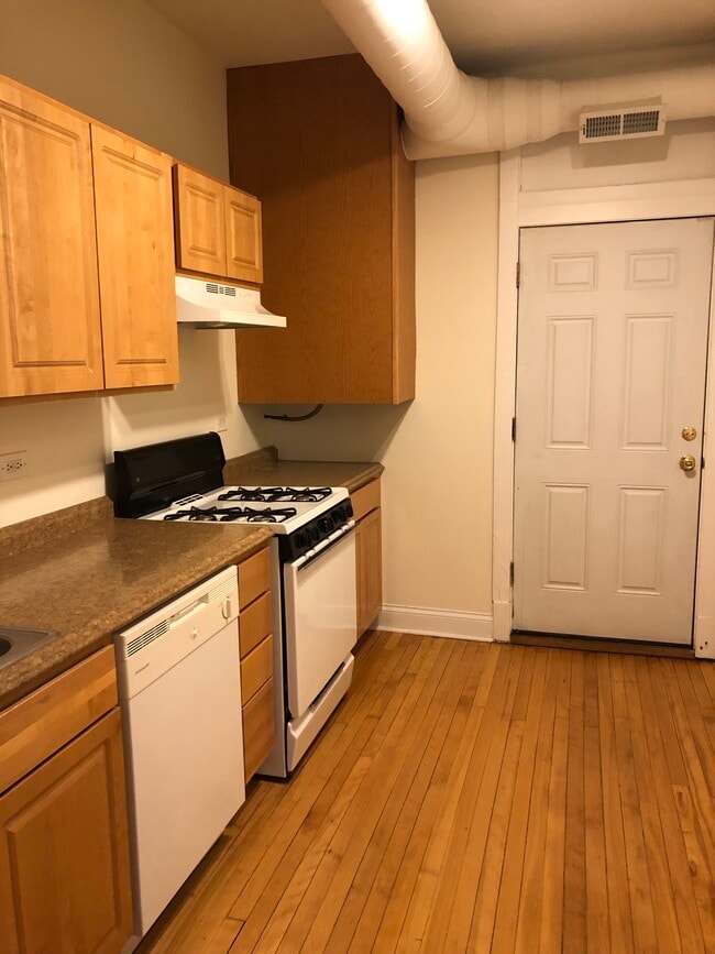 kitchen - 4620 N Lincoln Ave