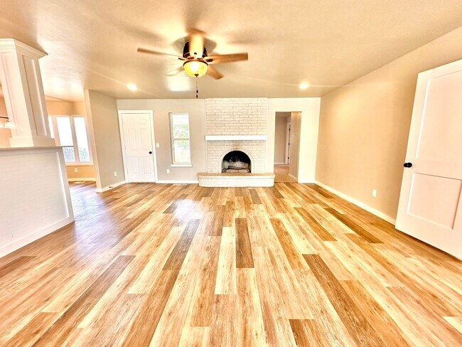 Foto del edificio - 4 Bed Spacious Midwest city House