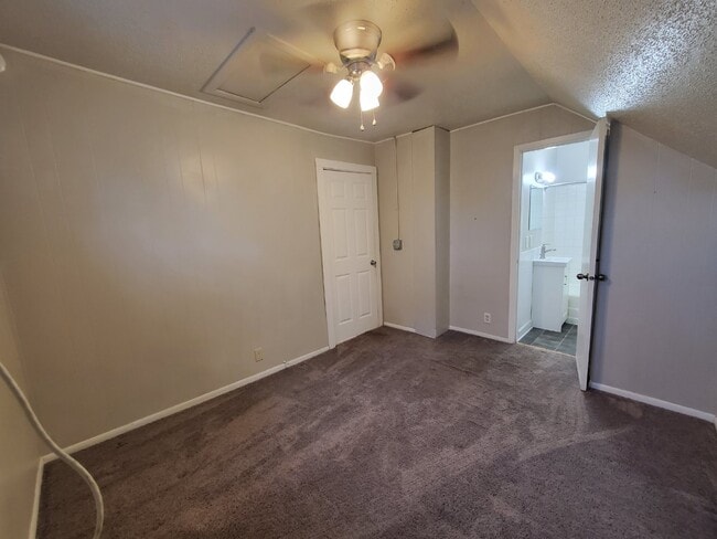 Foto del edificio - 1BR 1BA Upper Level Unit - Tri-plex Proper...