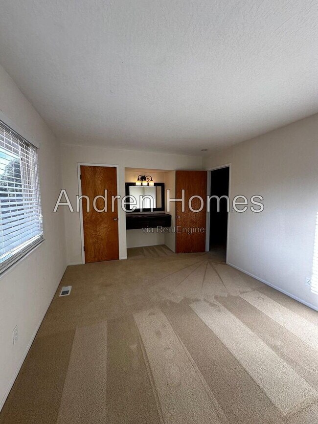 Building Photo - 1540 42nd Ave