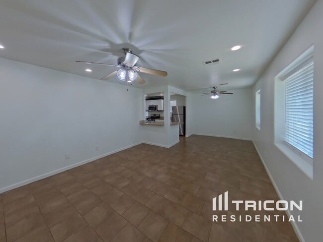 Building Photo - 619 S Sirrine