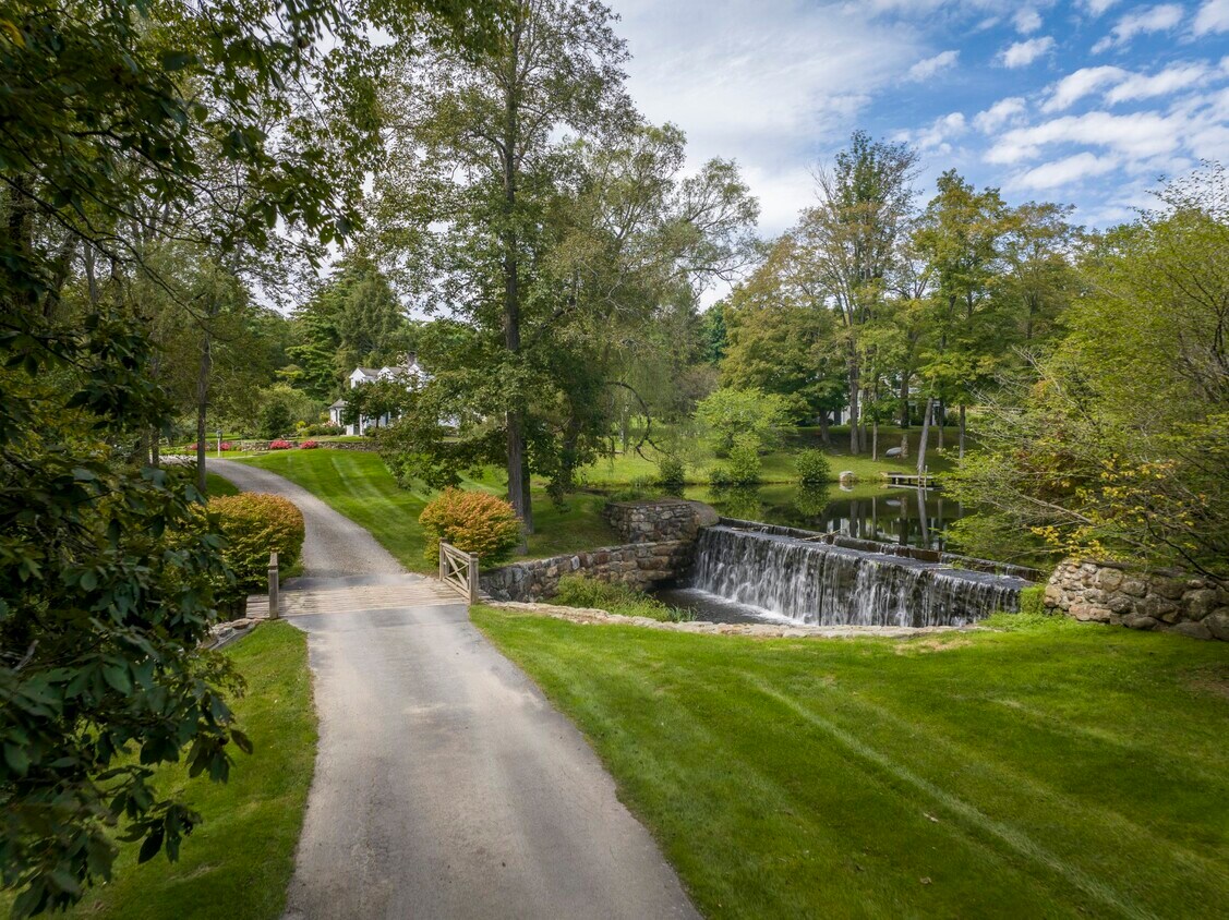 Primary Photo - 427 Valley Farm Rd