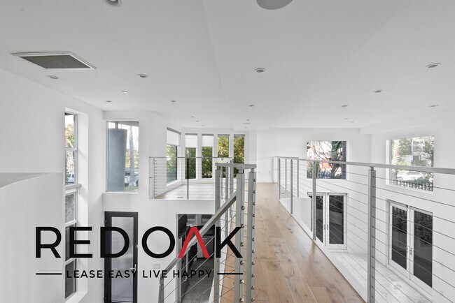 Foto del edificio - Incredible Three-Bedroom, Multi-Story with...