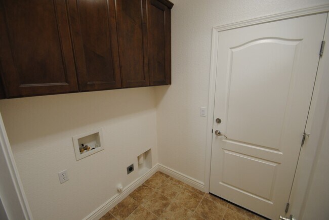 Building Photo - 465 Elmwood Ct