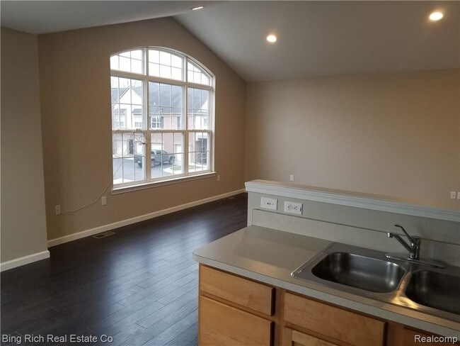 Foto del edificio - 3938 Radcliff Dr
