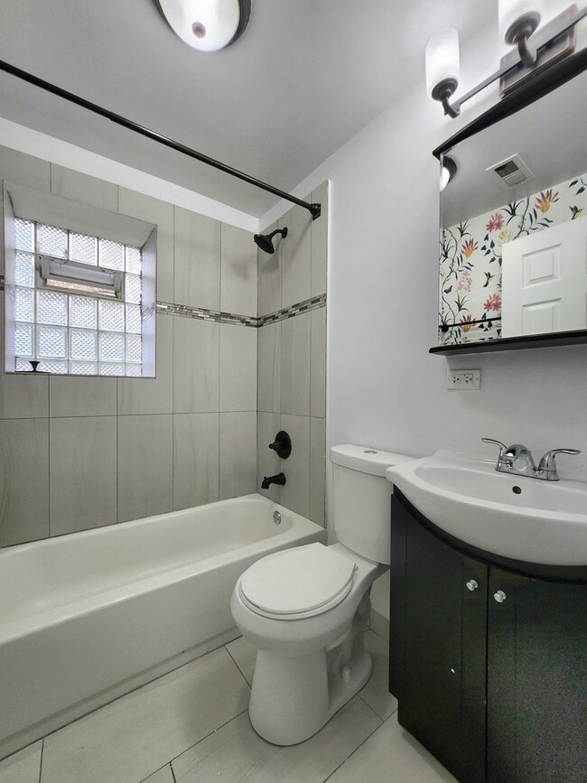 Building Photo - 1941 W 21st Pl