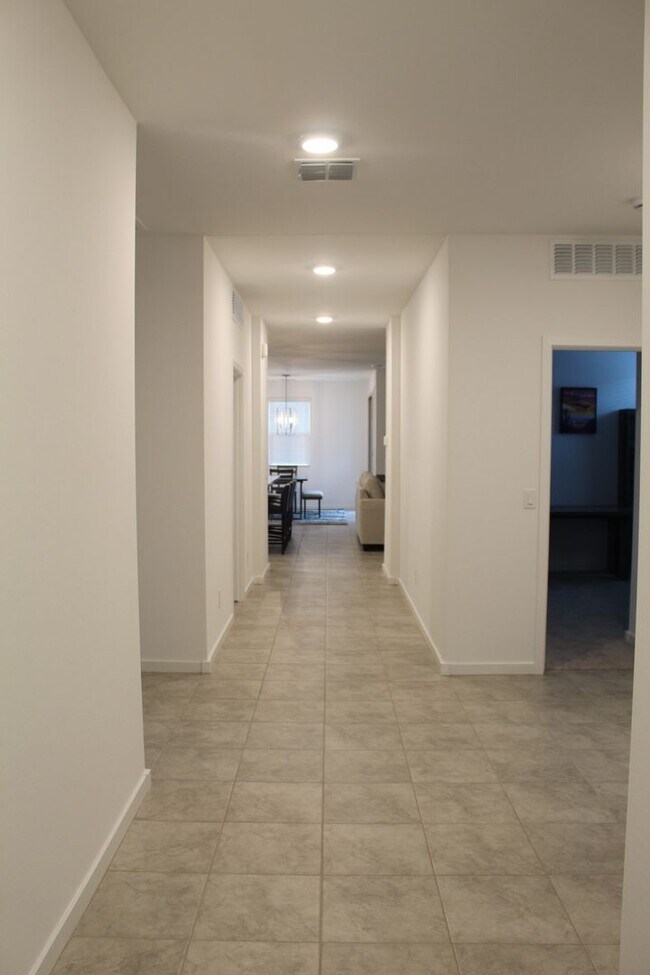 Building Photo - Military Jets Fly Over this 4BR House in Litchfield Park