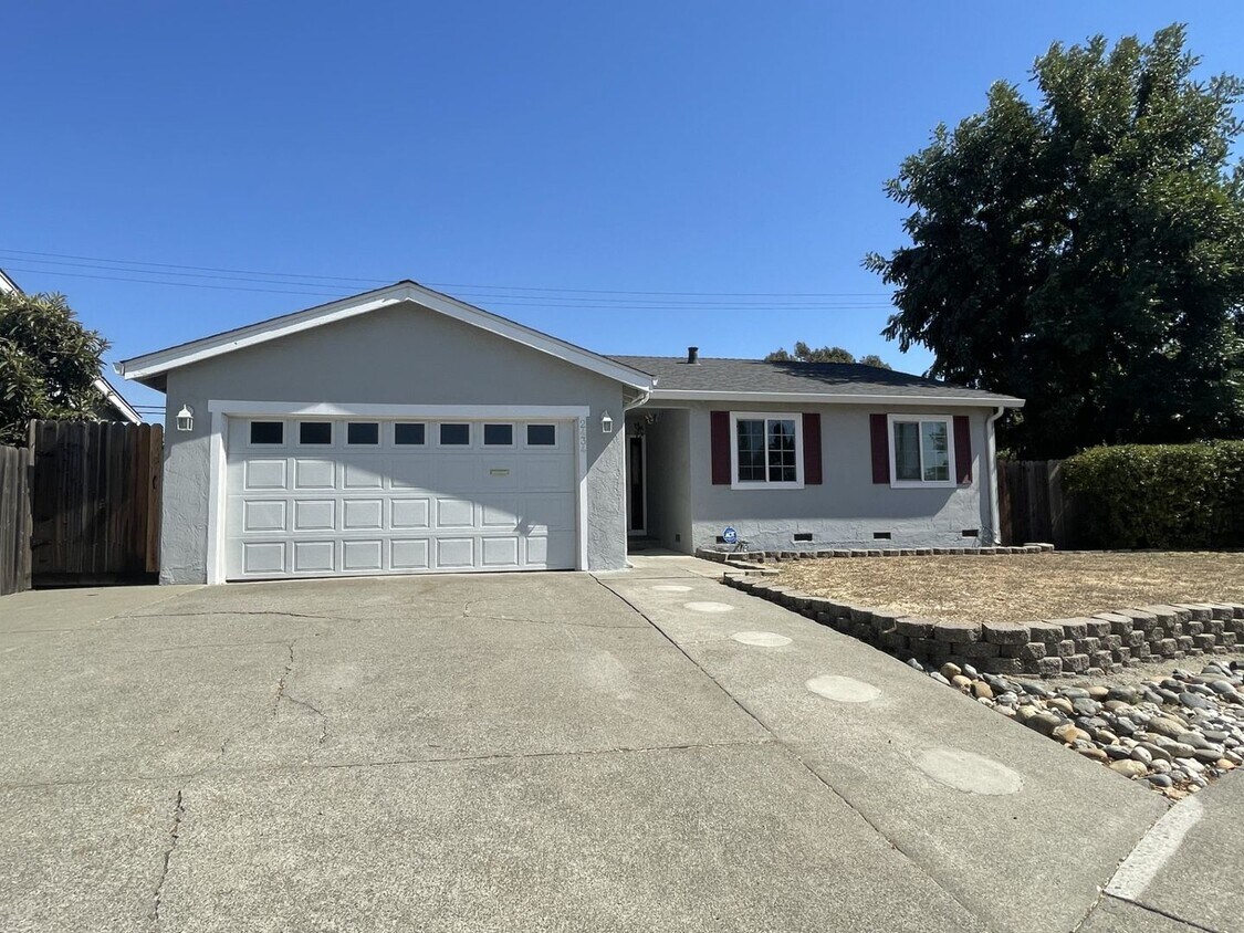 Foto principal - Beautiful 4 bedroom 2 bath Home