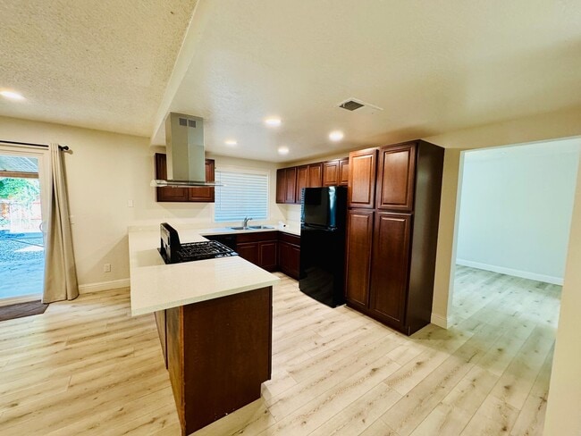 Foto del edificio - Beautifully Remodeled 3-Bedroom Home in Prime Los Banos Location!