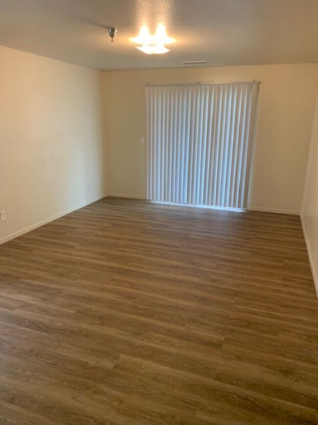 Building Photo - 2 Bed/2 Bath