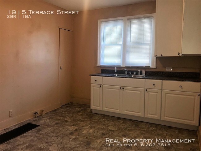 Building Photo - Nicely updated 2 bedroom bungalow style home