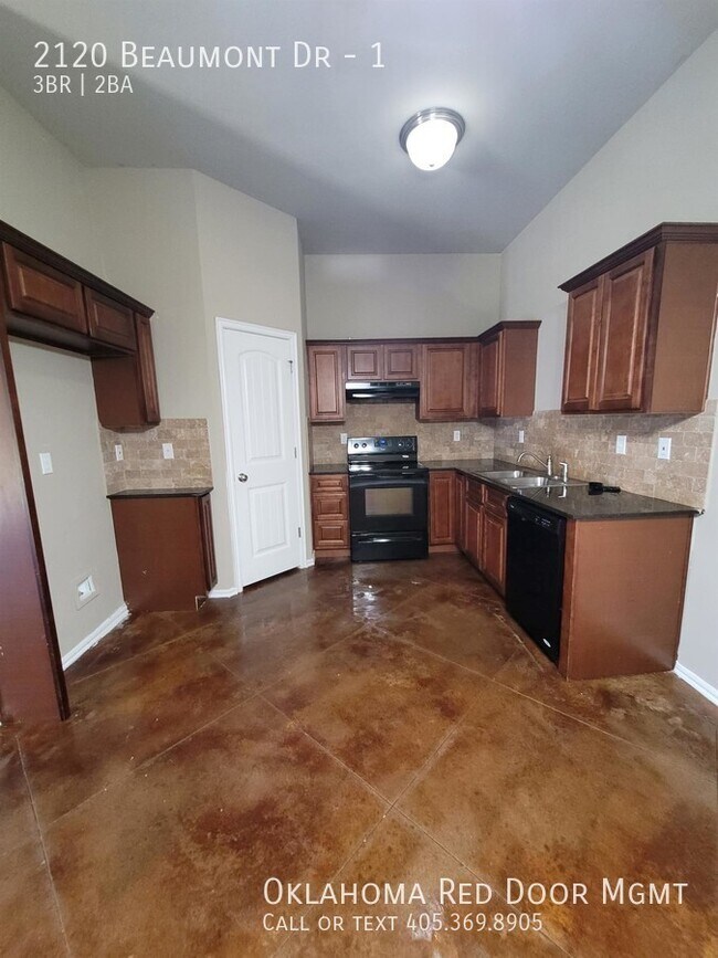 Building Photo - 2120 Beaumont Dr