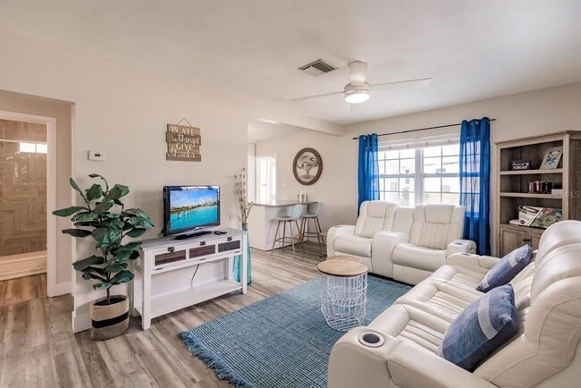 Foto del edificio - 688 Constance Rd