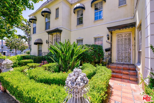Foto del edificio - 203 S Doheny Dr