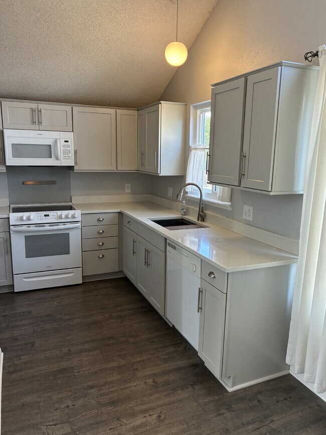 Foto del edificio - Beautiful Townhome - 4 Bedrooms 3 Bathroom with 2 Additional Bonus Rooms!