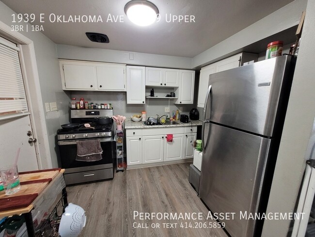 Building Photo - Bright 3-Bed Upper Unit with High Ceilings...