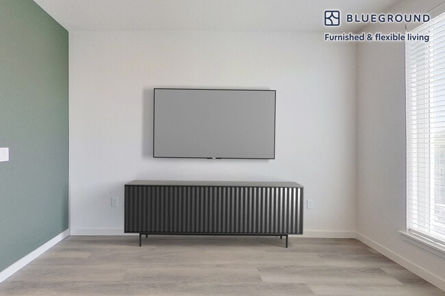 Building Photo - 2600 Lawrence St