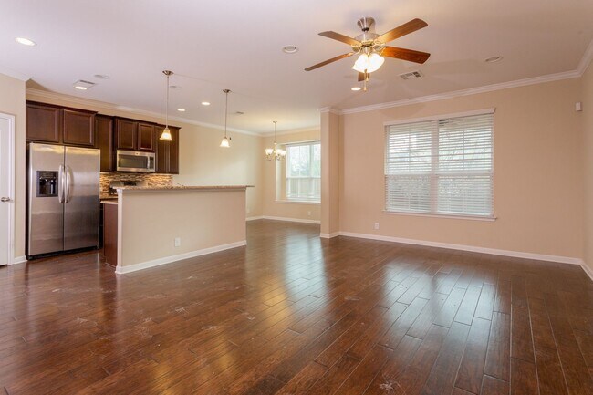 Foto del edificio - Charming 3BR/2.5BA Two-Level Home with Natural Light and Comfort