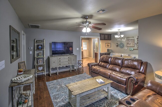 Building Photo - 3 Bed 2 Full Bath in Claremore!