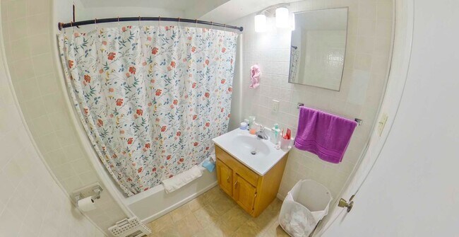 Building Photo - HUGE Bedrooms + Balcony + Pet Friendly + W...