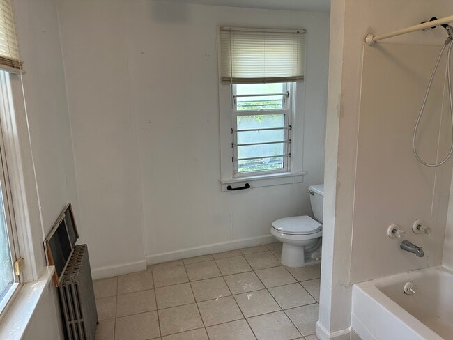 Full Bathroom - 714 Brook St