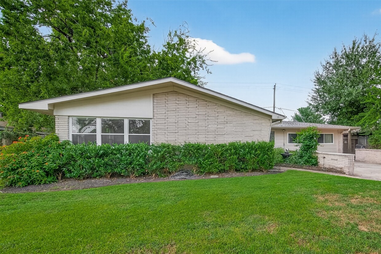 Building Photo - 5001 Libbey Dr
