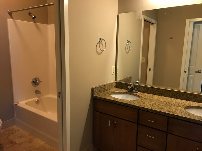 Building Photo - 832 E 8th St