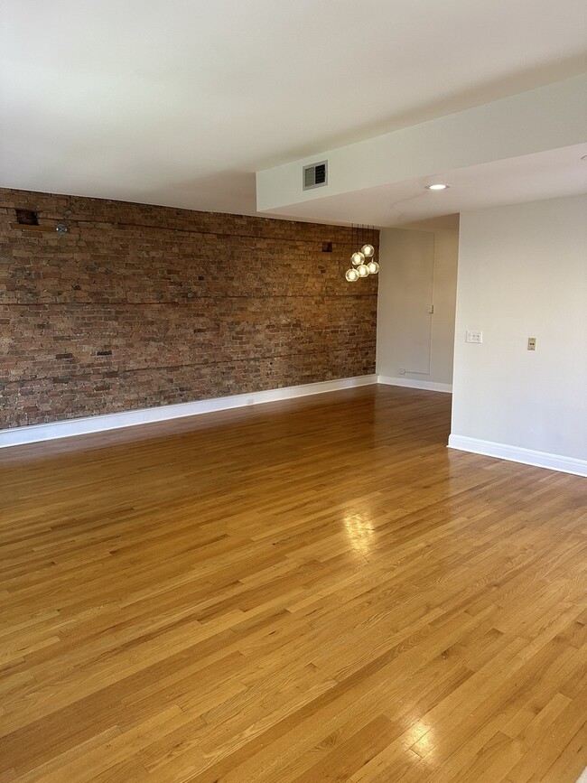 Building Photo - 536 N Clark St
