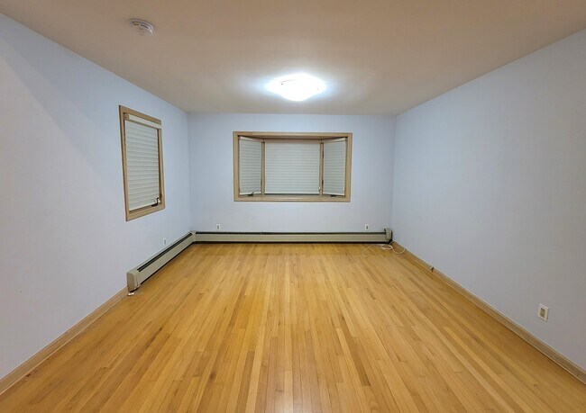 Foto del edificio - 105 Oaktree Pl